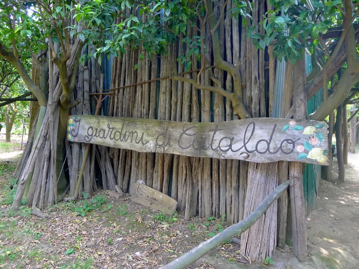 a wooden sign that says education in a language called el salvador