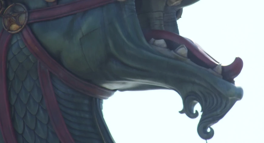 the head of a statue of a dragon is shown