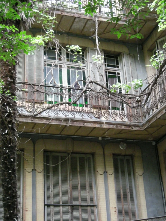 a very old building has many windows on it