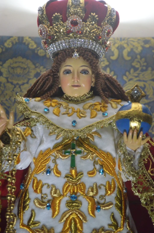 a figure that has a large crown on top