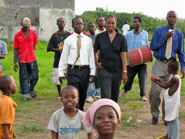 a large group of people are standing around