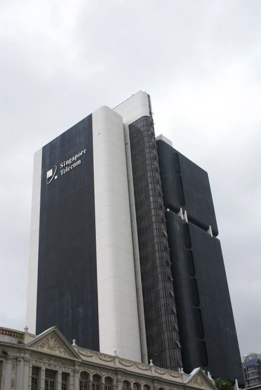 tall building with three levels and sign that reads the liry of congress