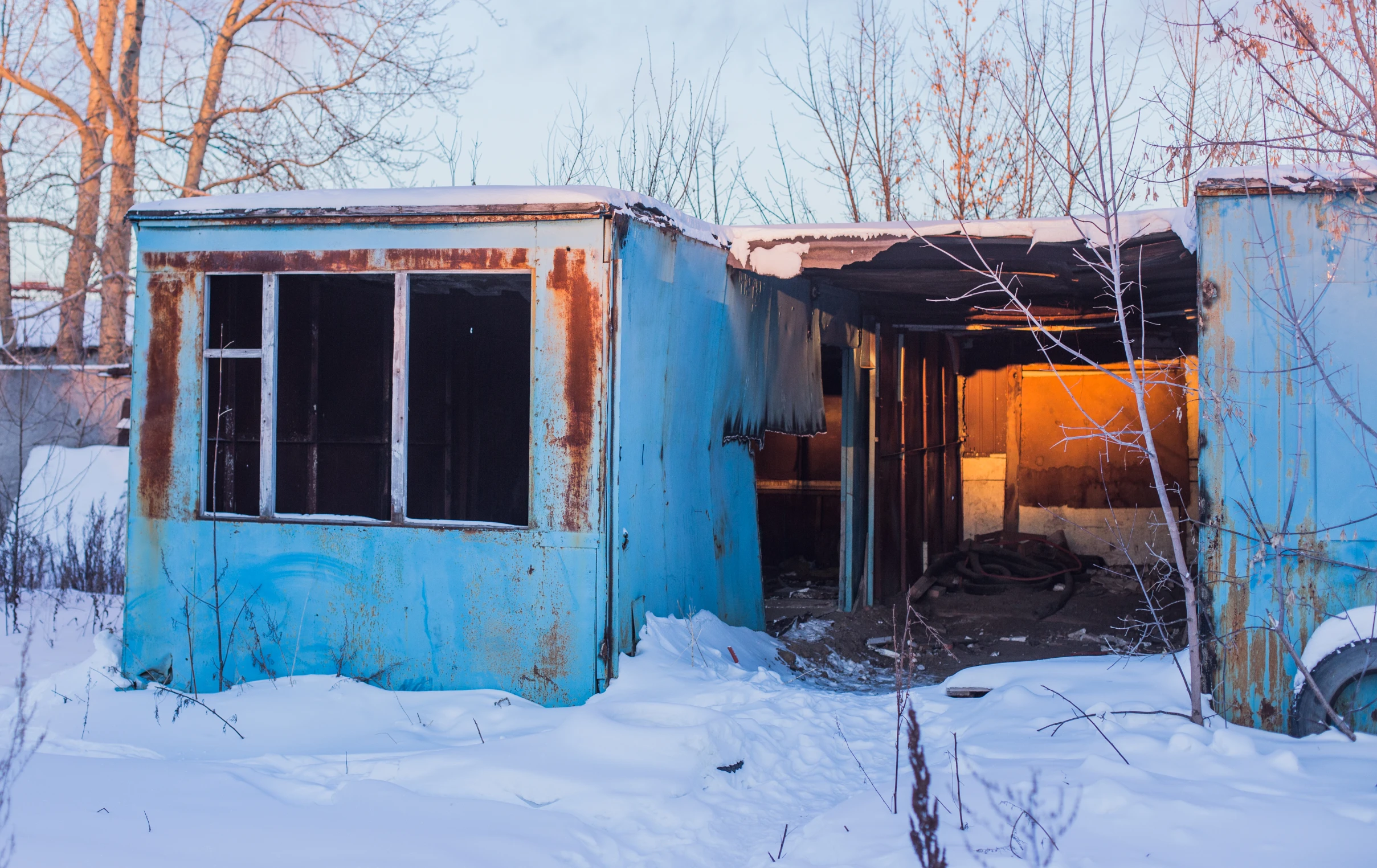 an old run down building has some broken windows