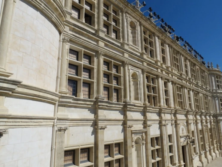 birds sitting on the ledges on top of a building