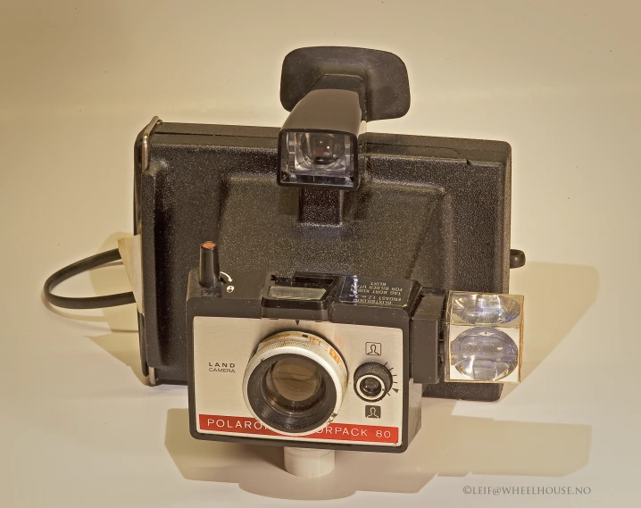 an old fashioned camera that is missing the flash speed sensor