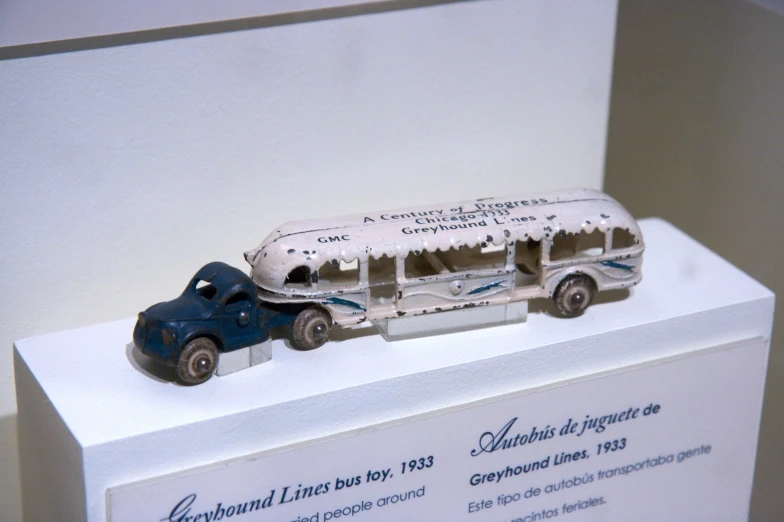 the miniature model bus is on display in the case