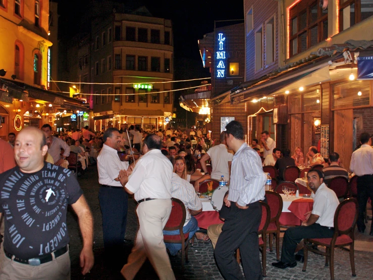 many people are outside having dinner at the outside dining areas