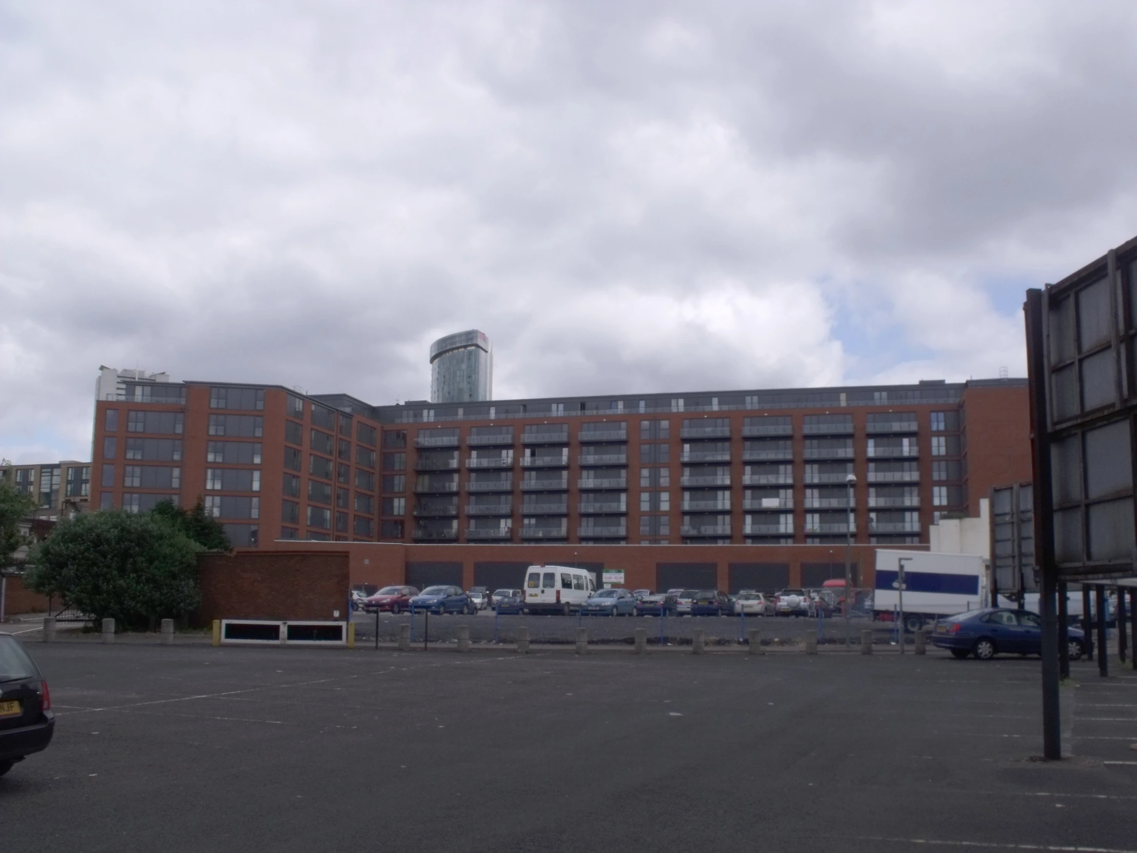 a large building with cars parked outside it