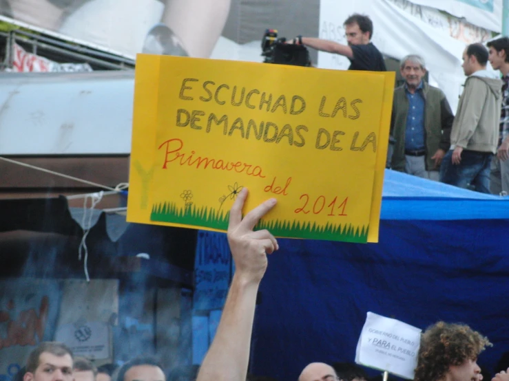 a woman holds up a sign in spanish reading dessuchadas de la pe