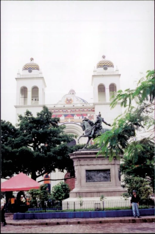 a statue is sitting in front of a building