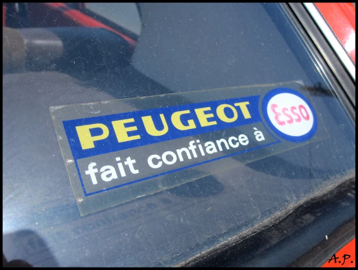 a blue sign on a car indicating it is a fair confiance