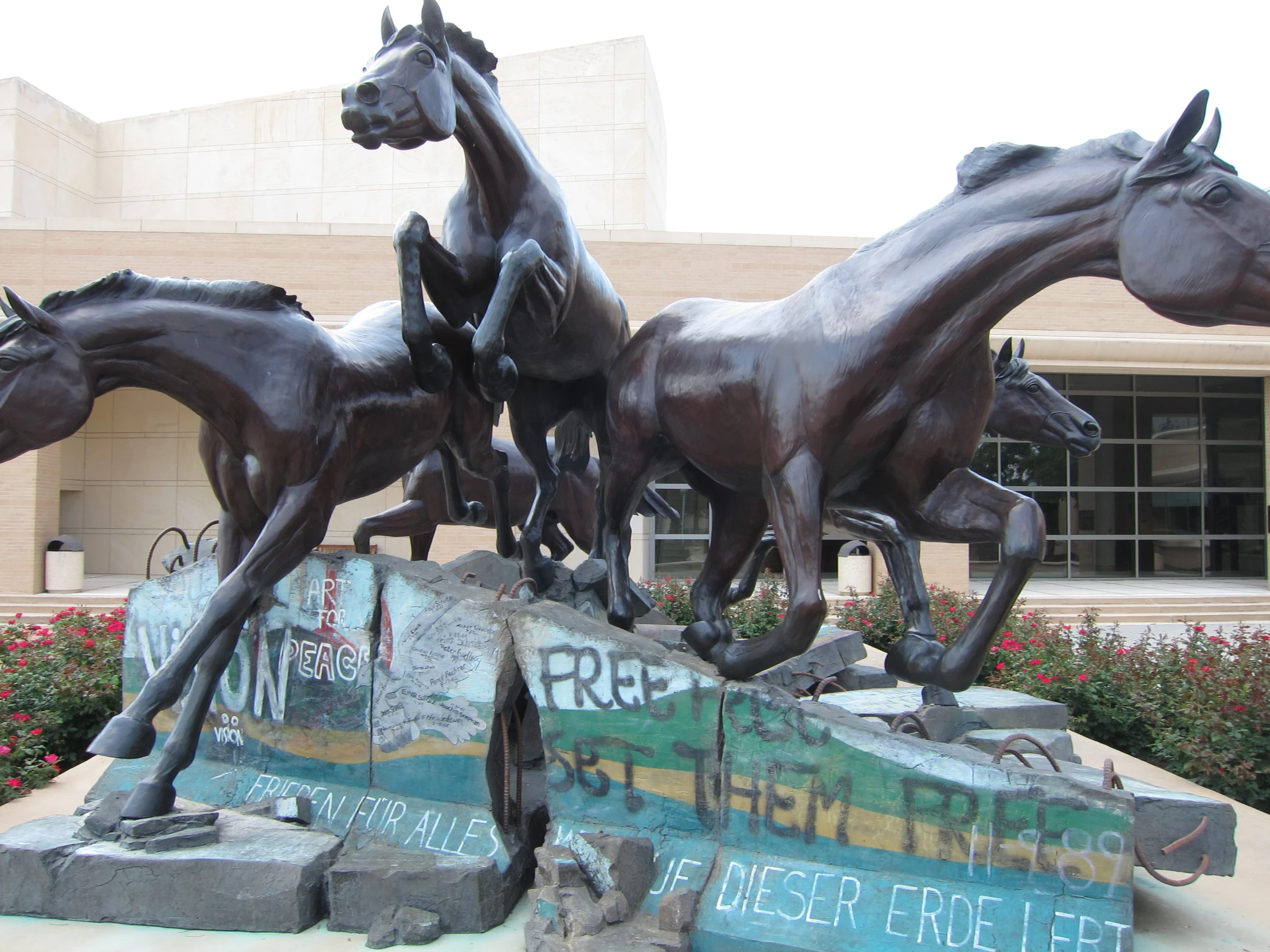 there are statues of horses in front of the building