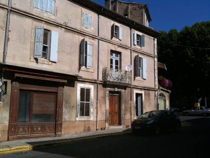 an old building with windows in the city