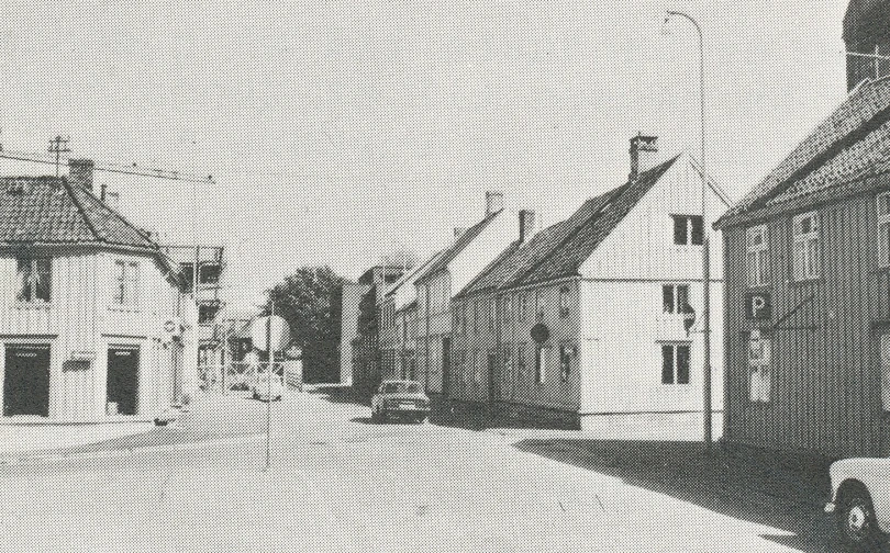 a black and white po of street lined with buildings