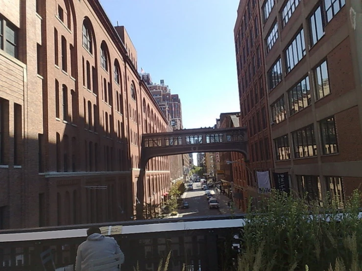 a view of a building and a pedestrian walkway in the middle of an alley