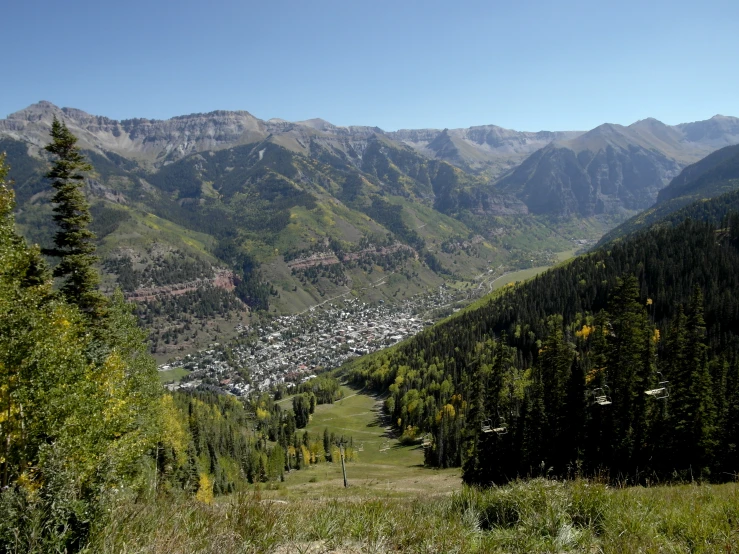 this is a mountain with mountains and trees around it