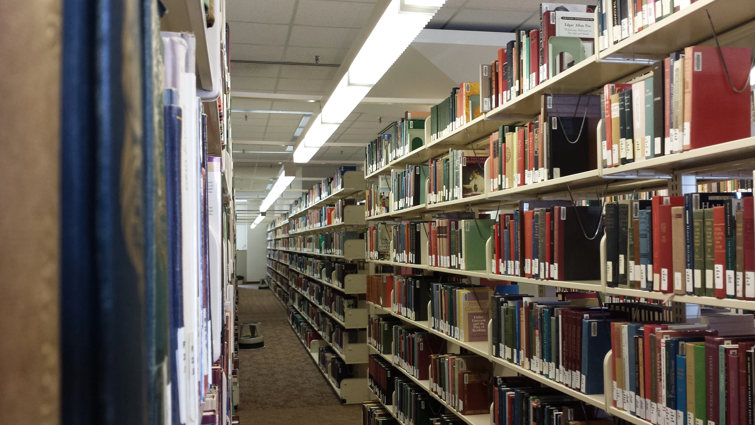 some shelves with many books in a public liry