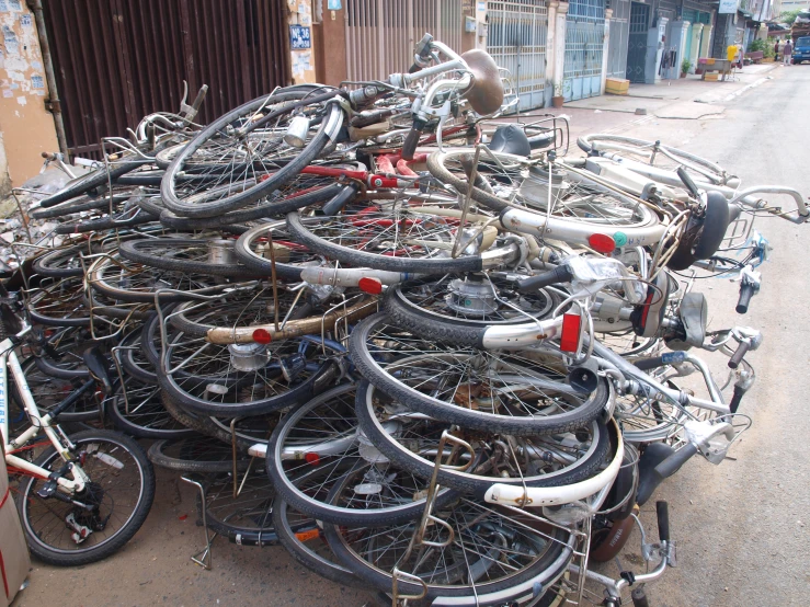 lots of bikes are sitting outside on the ground
