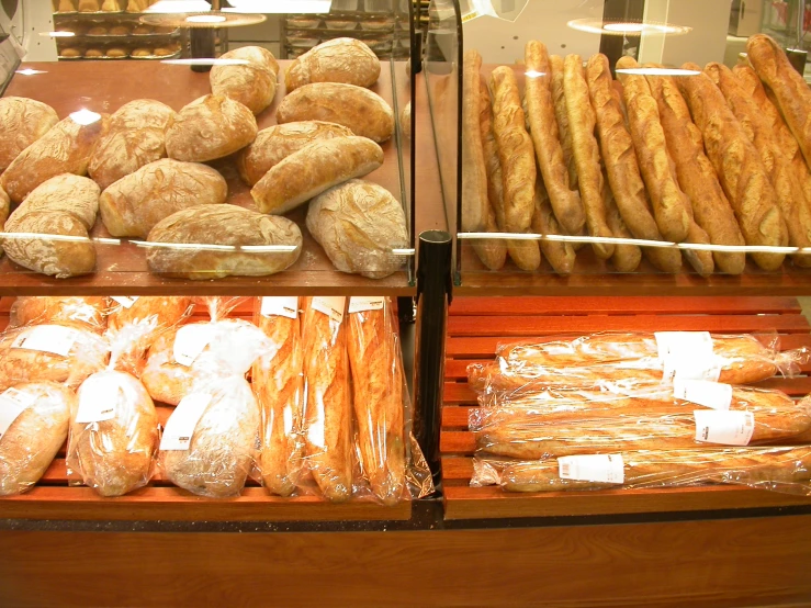 doughnuts, pastries and baguettes are on display in a case