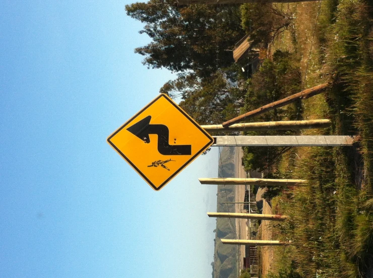 a road sign with an arrow pointing to the right