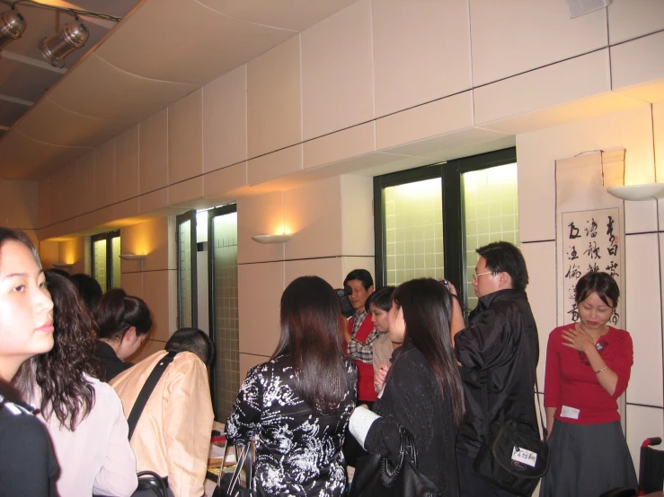 many people gather in a public building for dinner