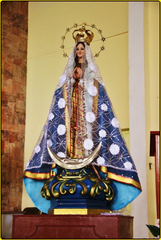 statue of queen of england wearing a blue and white dress