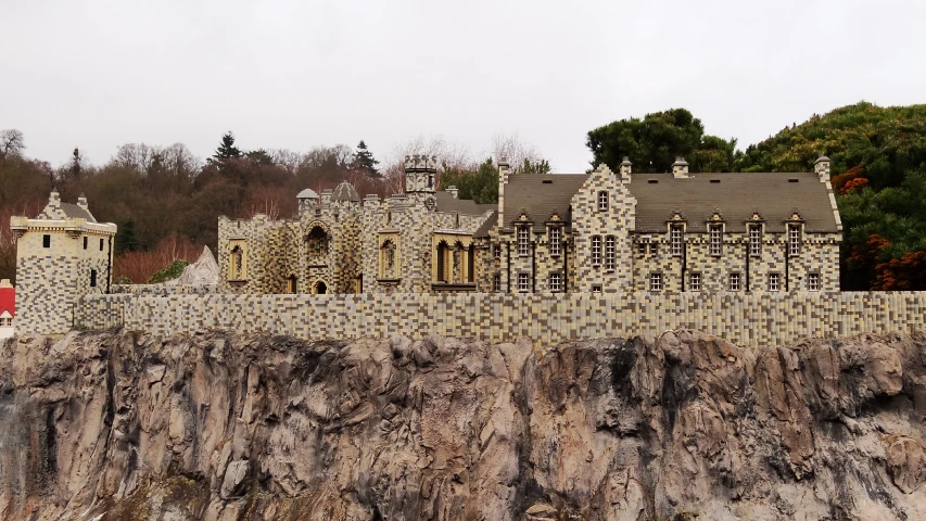 a house that is on top of a cliff