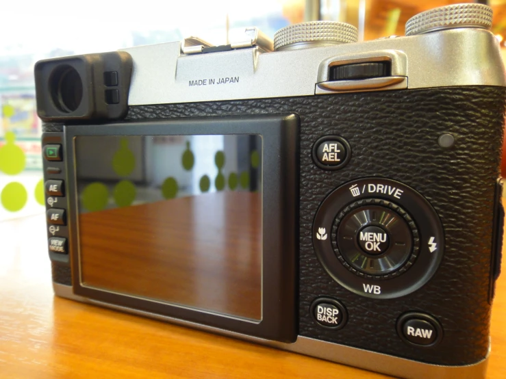 a digital camera that is sitting on top of a table