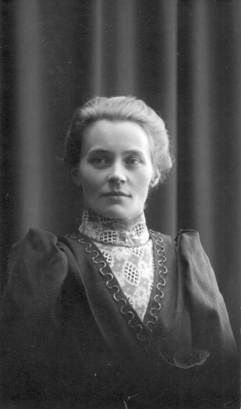 an old po of a woman wearing a collar