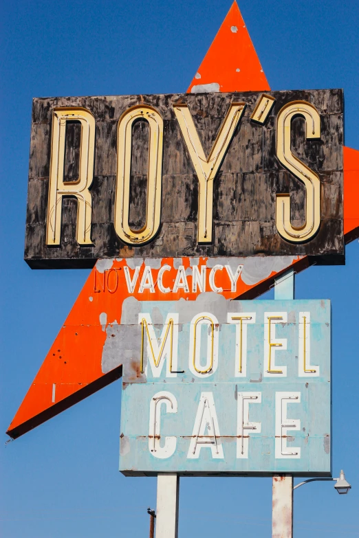 the neon sign is advertising a motel and cafe