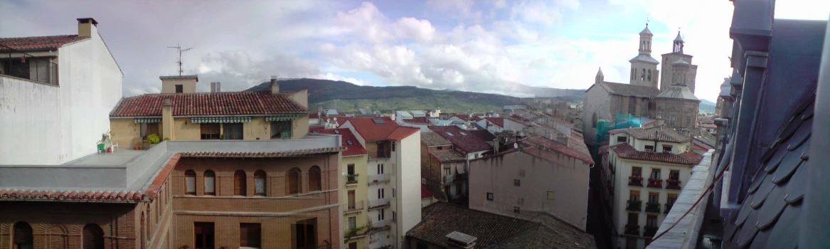 an image of a very large city with rooftops