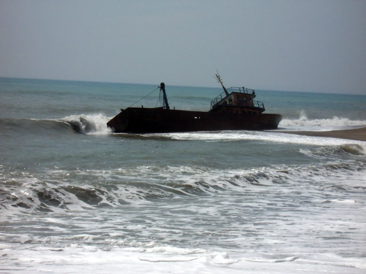 a boat with some rope on the front sails is out in the ocean