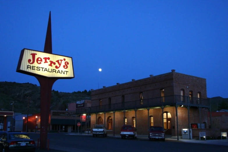 a restaurant called jerry's, is lit up at night