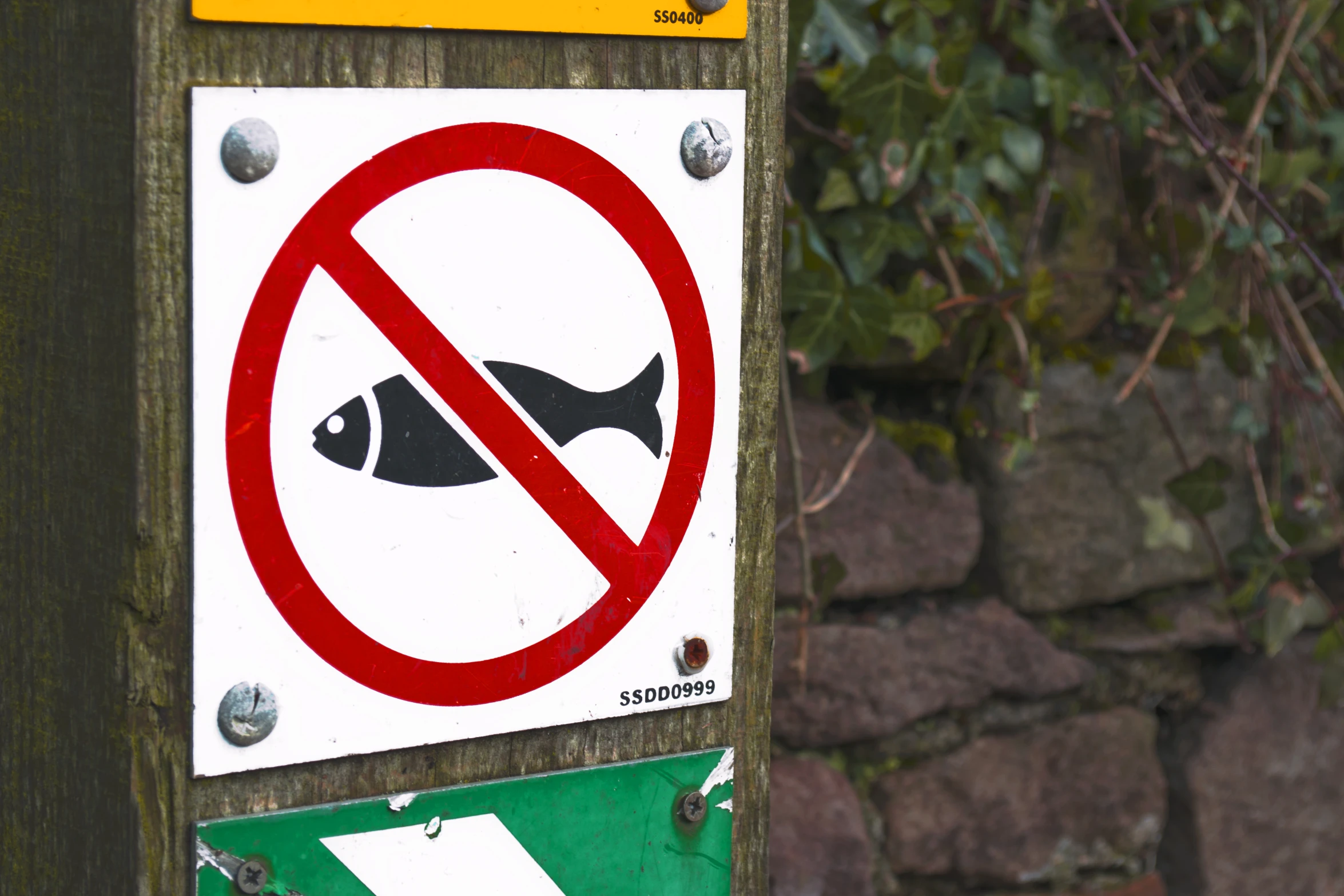 no fishing sign with a picture of a fish under a no - u turn