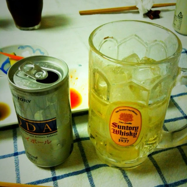 a can and a glass are sitting on the table