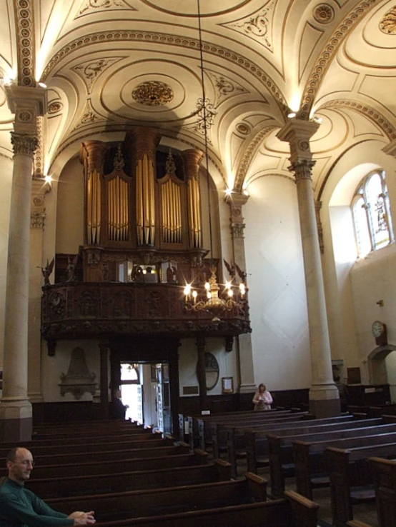 the large navel of an ornate church has columns