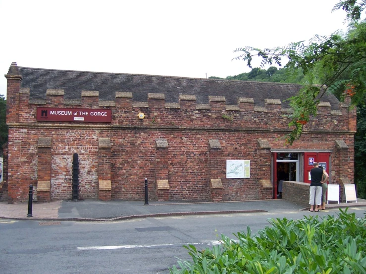 there is a building that is made out of red brick