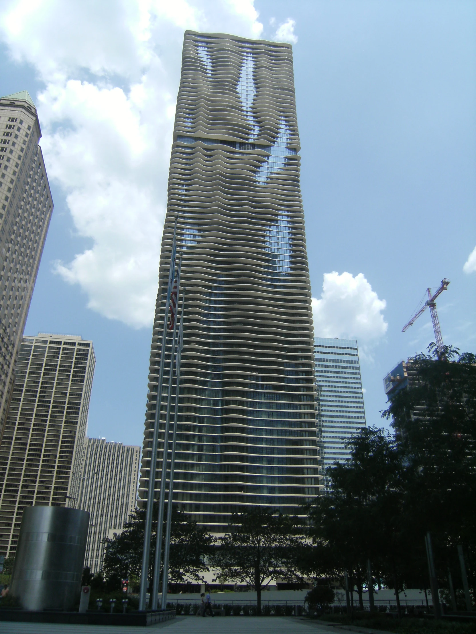 the city is looking towards the skyscrs and building