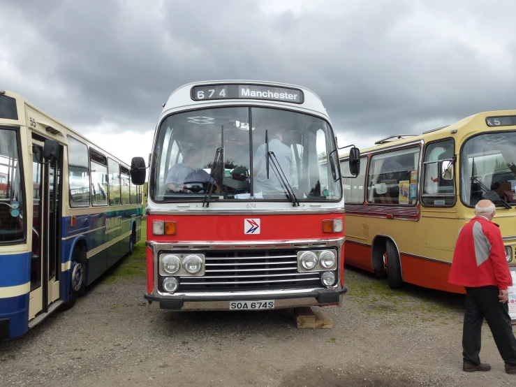 there are buses parked on the side of the road