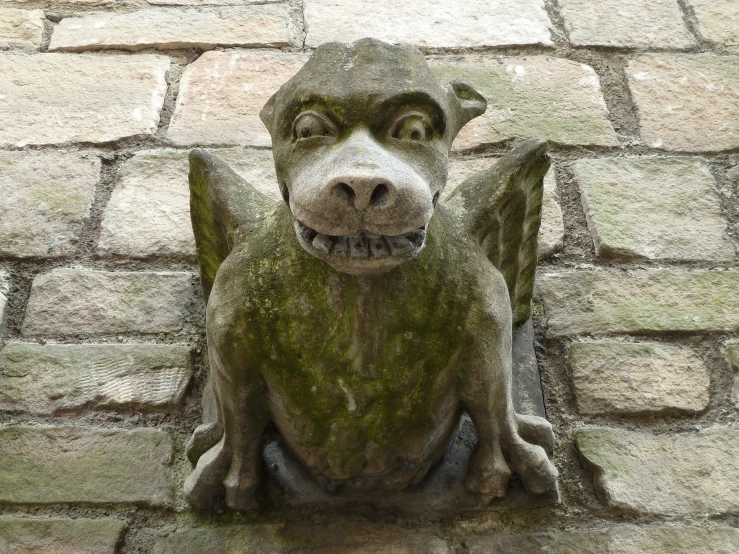 there is a stone statue of a dog with teeth and nose