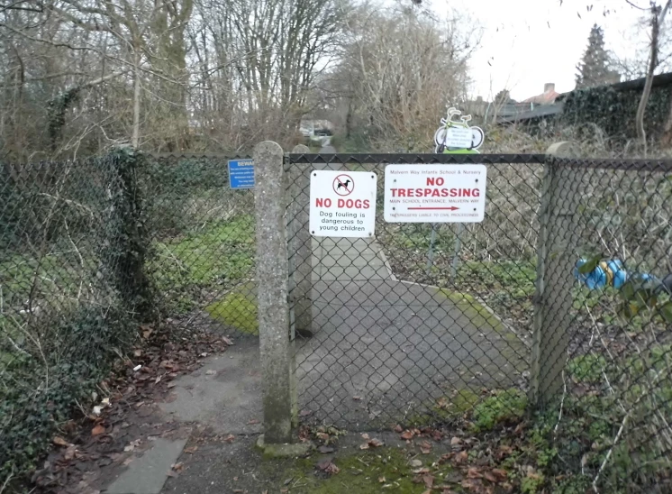 the no trespassing sign is attached to the fence