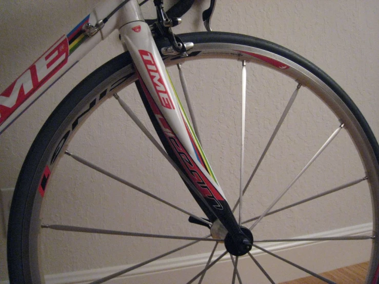 a closeup of the seat tube and front ke of a bicycle