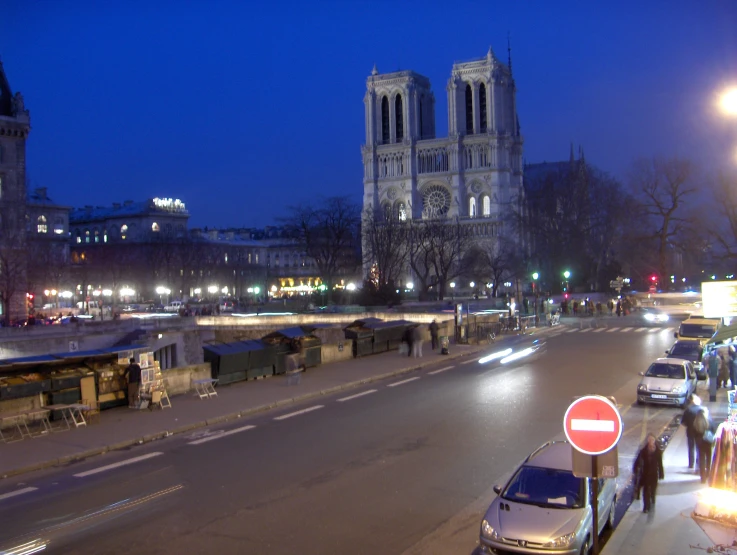 a traffic light in front of some large buildings