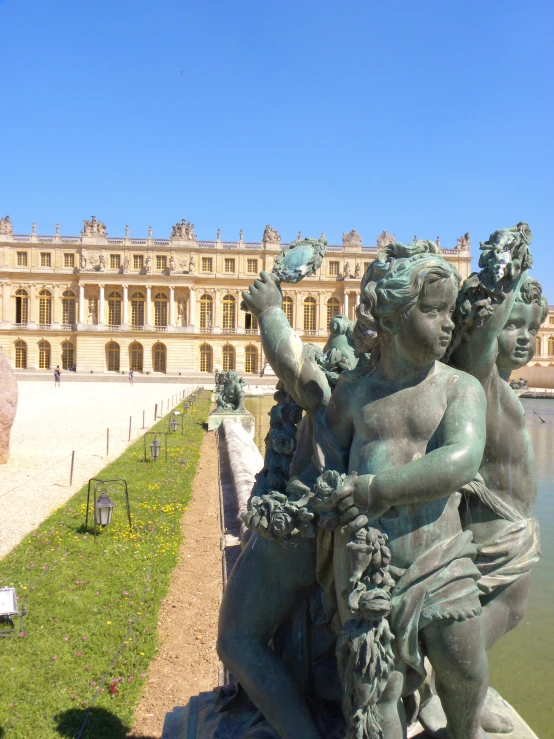 there are two statues standing in front of a building