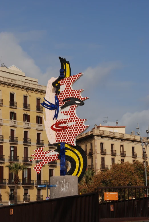 there is a large sculpture with many figures on it