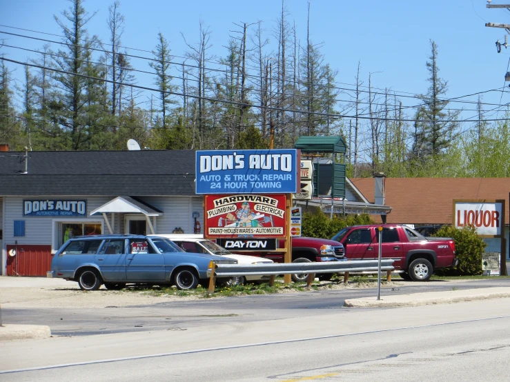 the sign for donuts that says, donuts in a local place