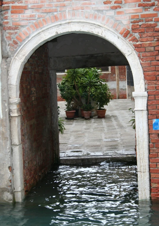 the passage to the canal has an arch to let light into