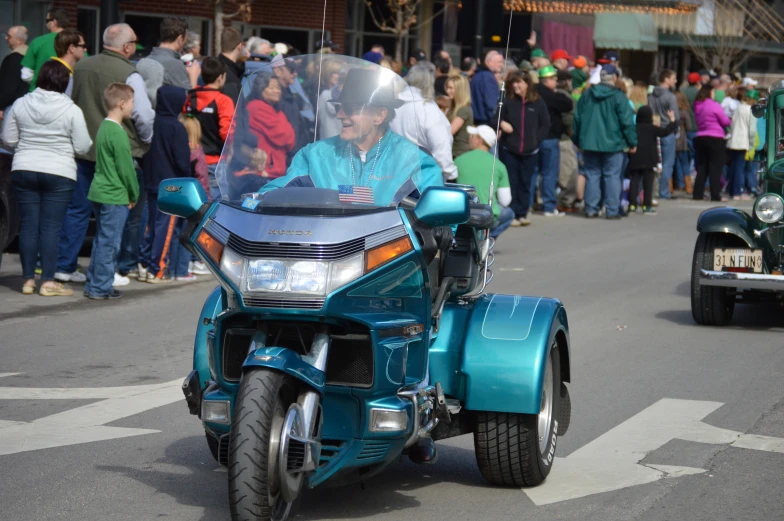 the man is riding his motorcycle around the bend