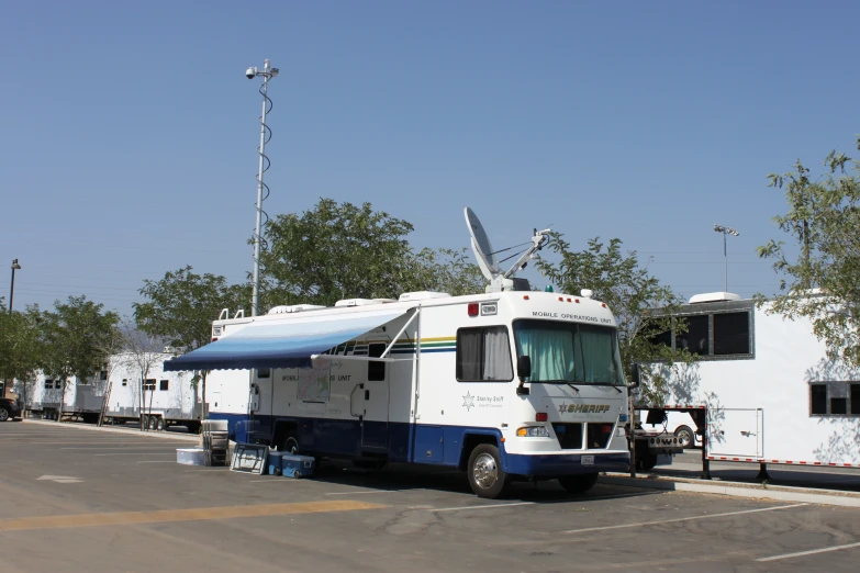 the white and blue bus is parked next to a building