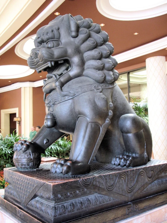 a statue of a lion in a very large room